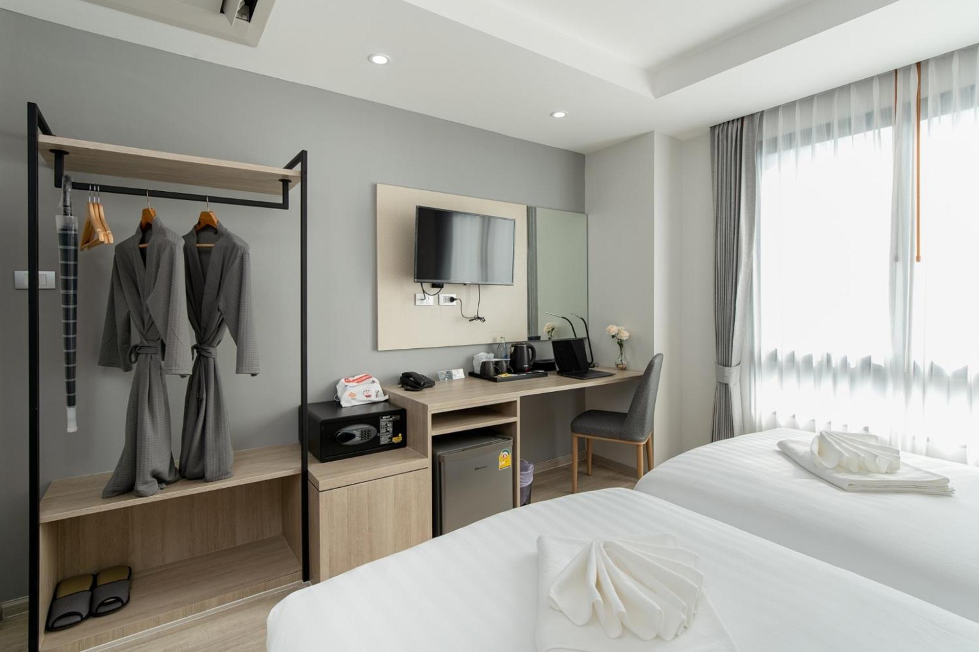 The Riski Hotel At Bangphlat Station Sha Bangkok Exterior foto