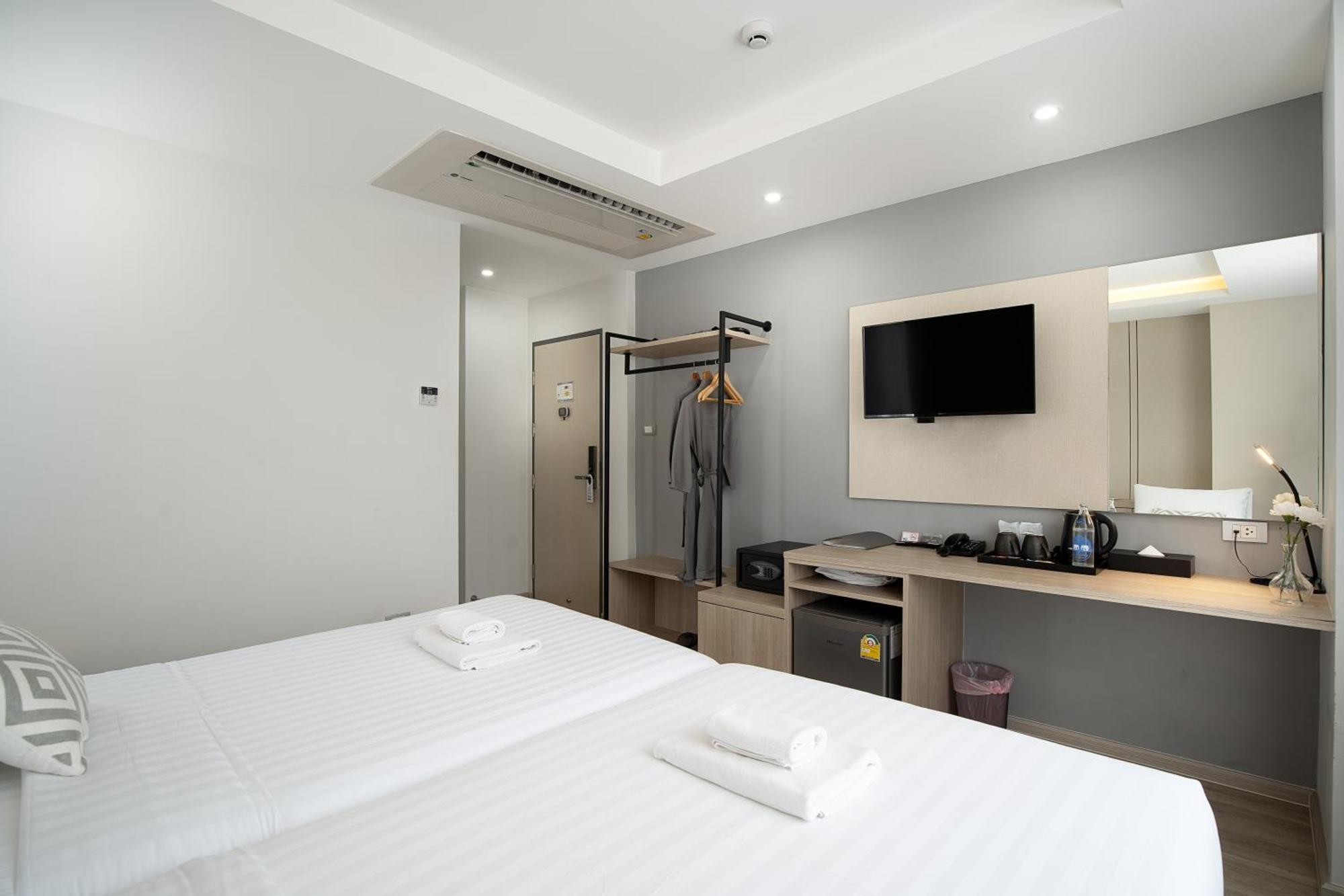 The Riski Hotel At Bangphlat Station Sha Bangkok Exterior foto