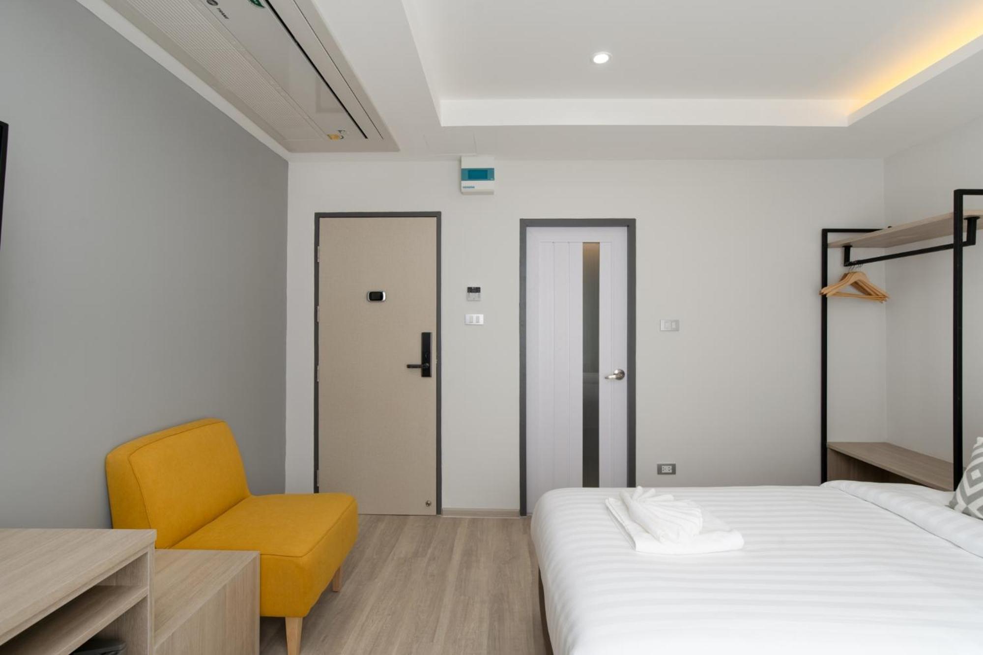 The Riski Hotel At Bangphlat Station Sha Bangkok Exterior foto